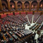 Un homme charge la députée Ilhan Omar et l’asperge de substance à la mairie