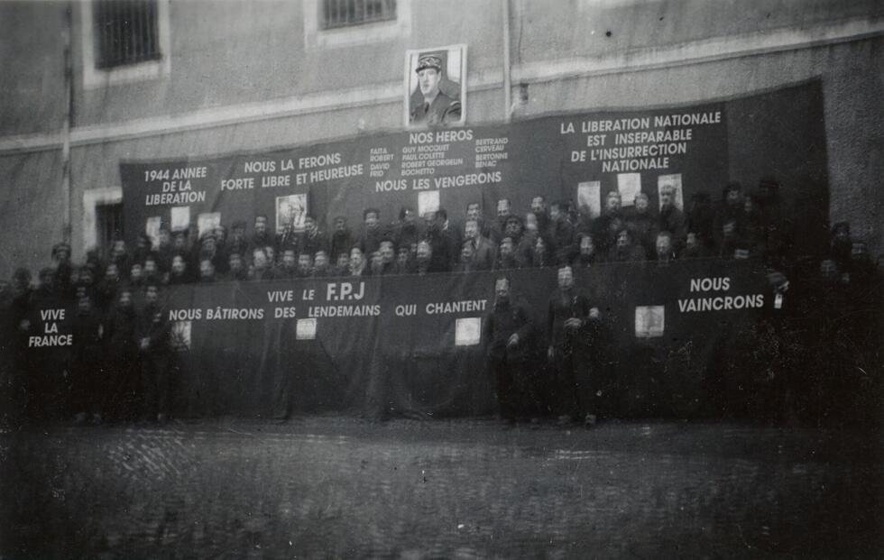 Cette tribune vantant la force et l'unité de la Résistance sous le portrait du général De Gaulle regroupe des responsables du Collectif des détenus résistants de la centrale d'Eysses, organisateurs d'une 