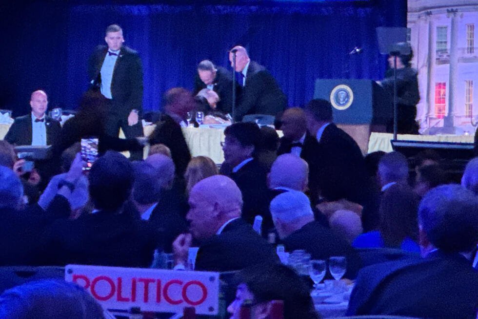 Les agents du Secret Service réagissent après des tirs lors du dîner des correspondants de la Maison Blanche le 25 avril à Washington.