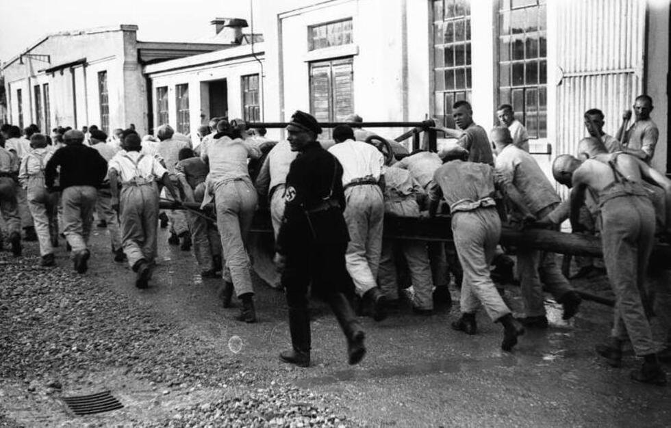 Des prisonniers en mai 1933, dans le camp de concentration de Dachau, en Allemagne.