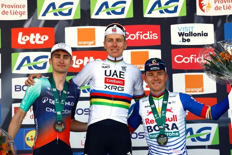 Het mysterie wordt alleen maar groter: dan toch geen boete voor Tadej Pogacar na vestimentaire fout op het podium 1