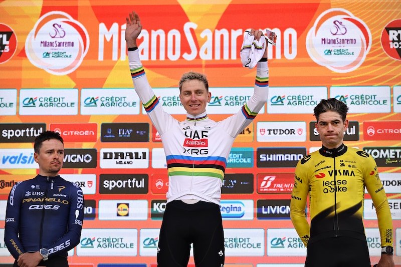 Het mysterie wordt alleen maar groter: dan toch geen boete voor Tadej Pogacar na vestimentaire fout op het podium 3 NDg4MGVjMWEyYjQ1Y2I3M2JiMmQvZGlvLzI3MTU0MTE5My9maXQtd2lkdGgvODAw