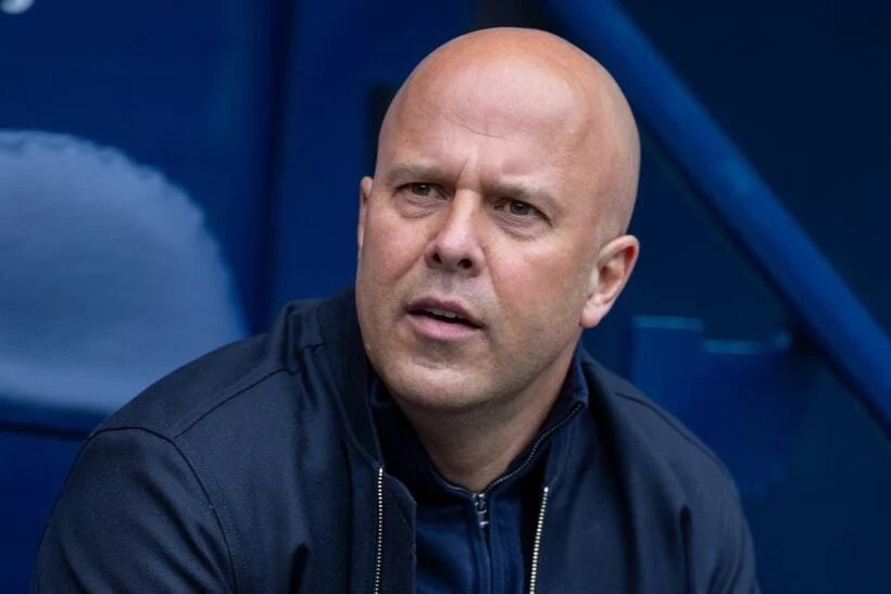 MANCHESTER, ENGLAND - Saturday, April 4, 2026: Liverpool's head coach Arne Slot on the bench before the FA Cup QuarterFinal match between Manchester City FC and Liverpool FC at the City of Manchester Stadium. (Photo by David Rawcliffe/Propaganda)
