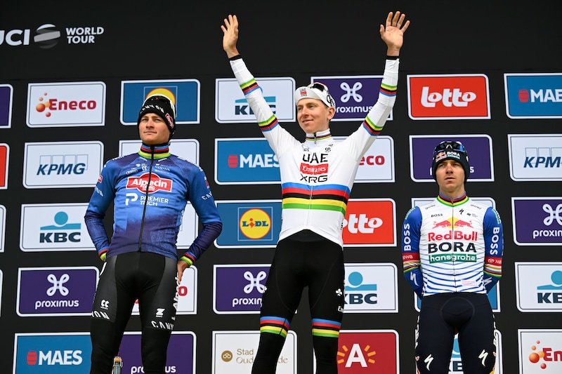 Het mysterie wordt alleen maar groter: dan toch geen boete voor Tadej Pogacar na vestimentaire fout op het podium 2 ZDdlY2QyMjRlZGJmNTY5M2RlOTQvZGlvLzI3MjA3NzIwNi9maXQtd2lkdGgvODAw