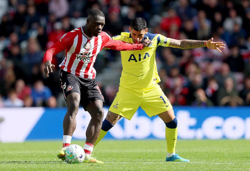 Brian Brobbey in duel met Tottenham Hotspur-speler Cristian Romero.