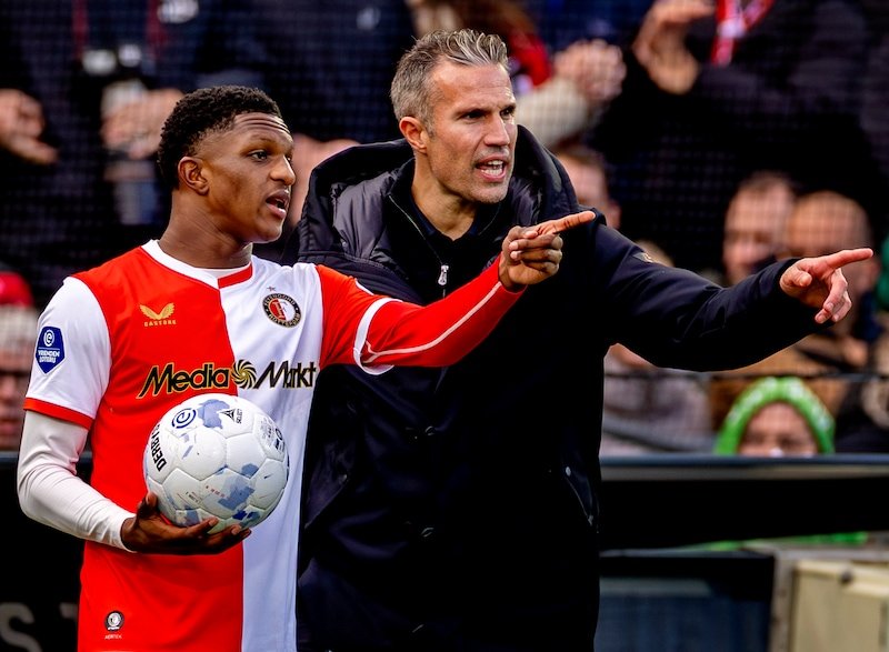 Givairo Read met Feyenoord-trainer Robin van Persie.