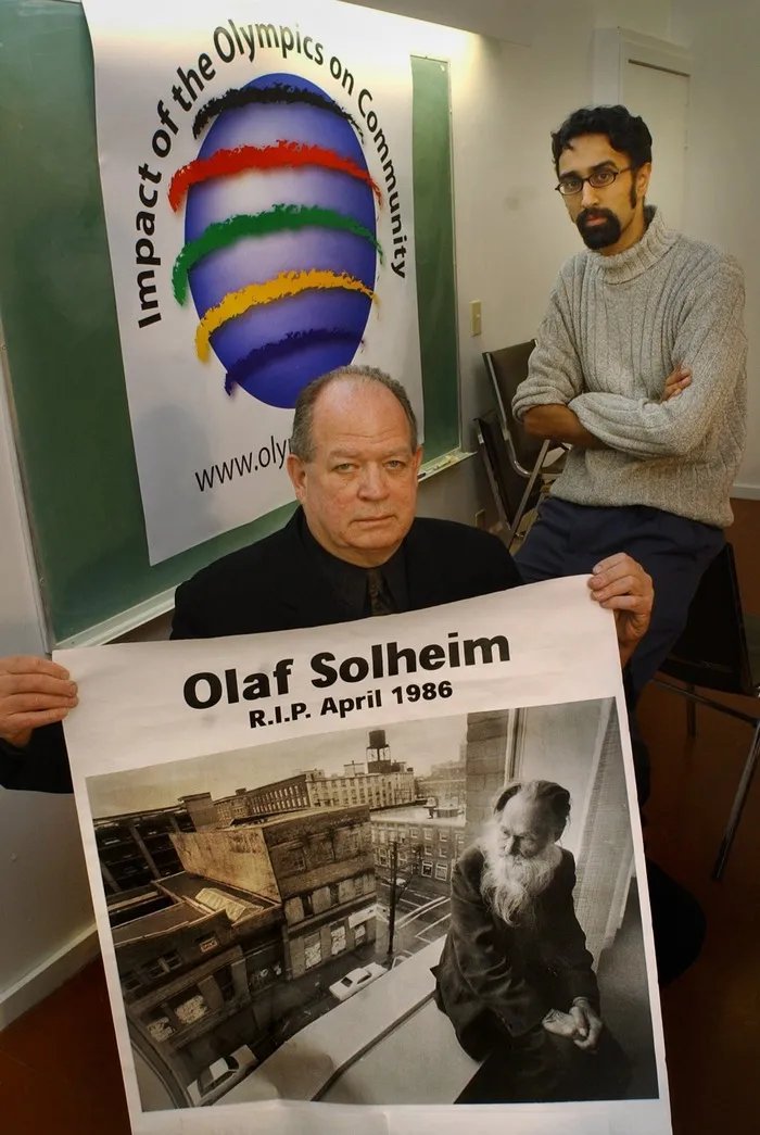   Am Johal (à droite) et Jim Green (tenant une affiche à la mémoire d'Olaf Solheim en 2002).