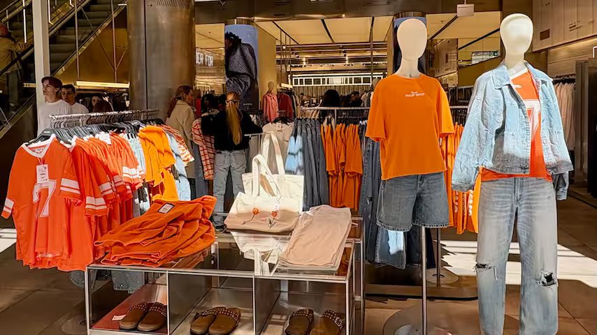 'Ultrafast fashion' piekt op Koningsdag: 'Zo houden we overconsumptie in stand' 1 ultrafast fashion piekt op koningsdag zo houden we overconsumptie in stand