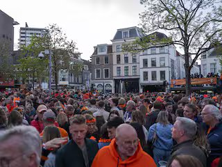 'Ultrafast fashion' piekt op Koningsdag: 'Zo houden we overconsumptie in stand' 3 Utrecht roept op deze Koningsnacht niet meer naar de stad te komen