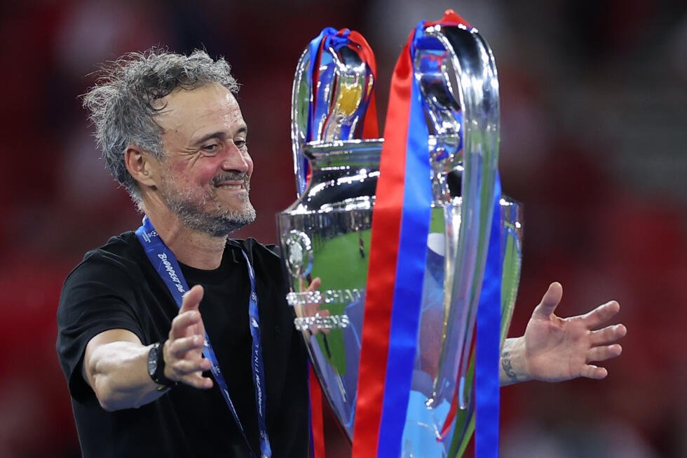 Luis Enrique laisse éclater sa joie après la finale de la Ligue des champions remportée par le PSG face à Arsenal, le 30 mai 2026, à Budapest.