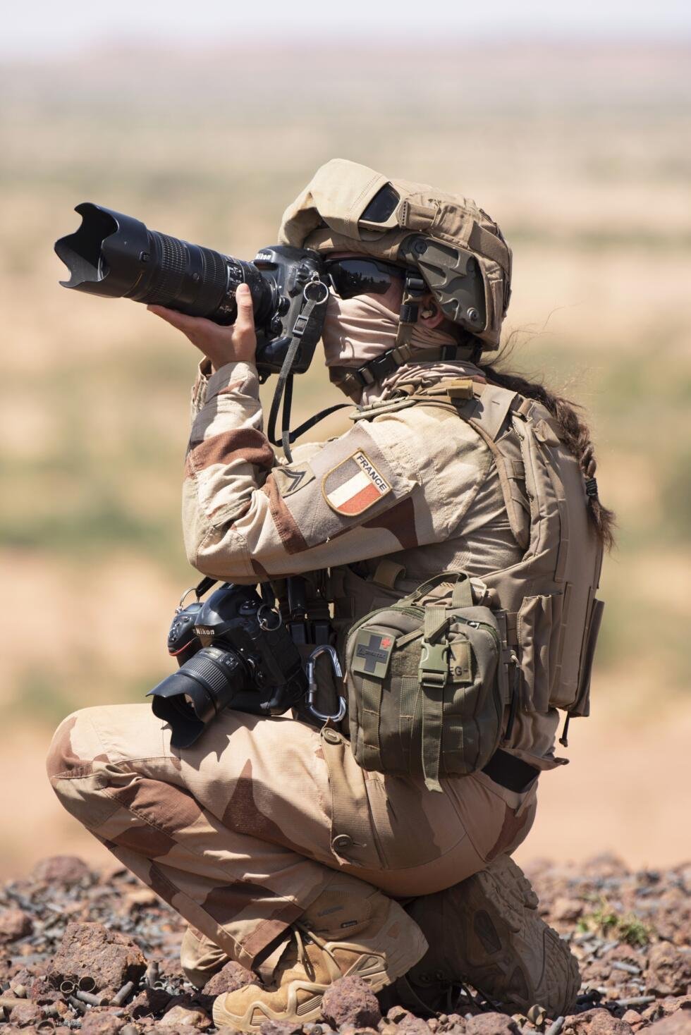 Le sergent-chef Philippine, soldat de l'image de l'Ecpad, lors de l'opération Almahaou au Niger, le 30 août 2022.