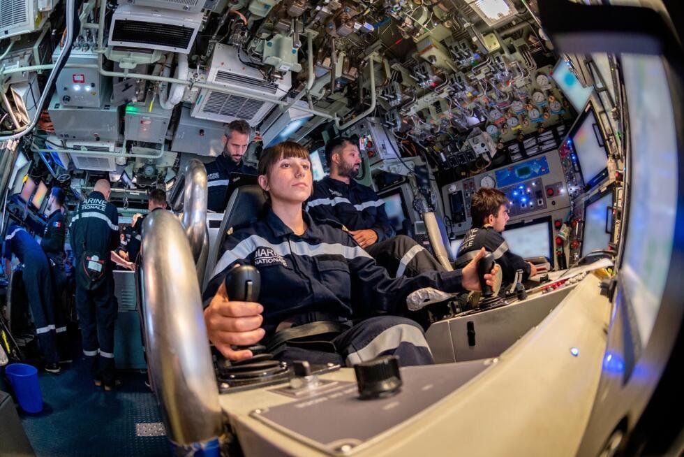 Un second maître en poste de quart au central opération du sous-marin nucléaire d’attaque Suffren, lors d’un exercice en 2024.