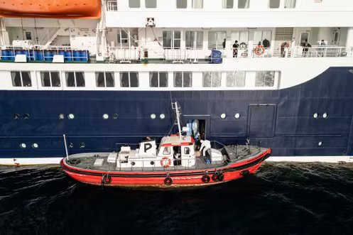 Du personnel de santé embarque à bord du navire de croisière MV « Hondius », au large du port de Praia, au Cap-Vert, le 6 mai 2026.