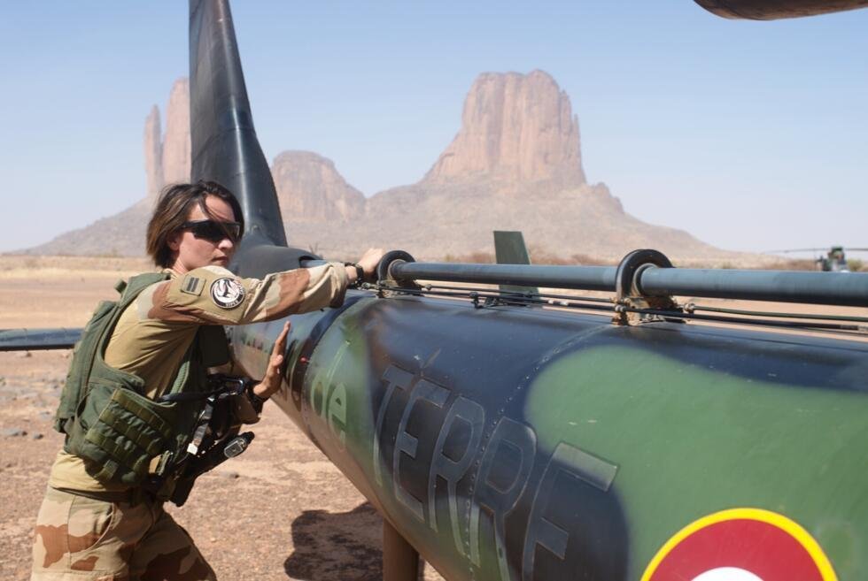Un membre d’équipage d’un hélicoptère Gazelle examine son appareil lors d’une mission dans le Gourma malien, dans le cadre de l’opération Barkhane, le 9 avril 2019.