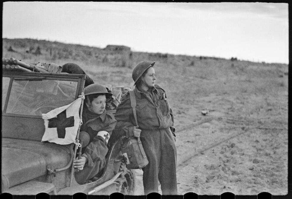 Deux conductrices-ambulancières de la Croix-Rouge, en position de soutien lors du débarquement sur l’île d’Oléron, le 30 avril ou le 1er mai 1945.
