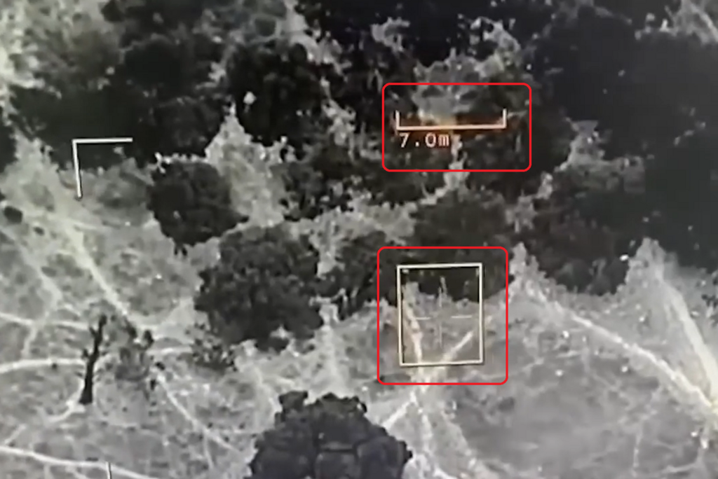Sur cette capture d'écran, d'une  frappe de drone TB2 au Mali, on voit bien que les symboles qui apparaissent sur l'écran de l'opérateur-caméra, sont assez simples : une échelle, une box (carré) et un pointeur (mire).