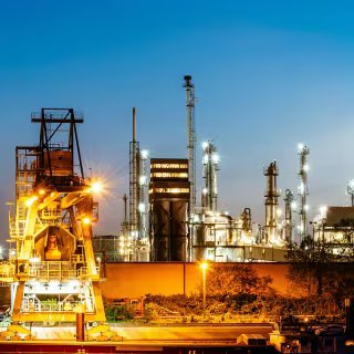 L’industrie européenne pourrait être fortement touchée par les conséquences d’une fermeture du détroit d’Ormuz. (Sur la photo, le complexe chimique de Ludwighaffen en Rhénanie-Palatinat, Allemagne.) Joerg Steber/Shutterstock