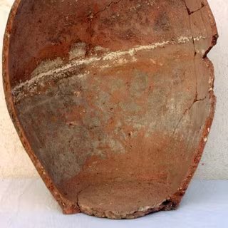 Le résidu jaunâtre barrant l’intérieur de cette jarre en terre, vieille de plus de cinq mille ans, atteste la présence de vin. Crédit : German Archaeological Institute of Cairo