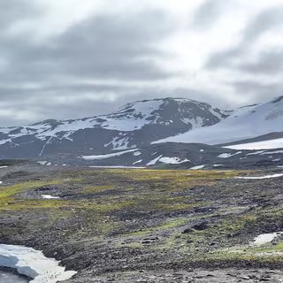 Des chercheurs du British Antarctic Survey ont exploré les effets qu’auraient différents scénarios de réchauffement climatique sur l’Antarctique. Et sur le reste du monde. Car ce qui se passe en Antarctique ne reste pas en Antarctique. Ici, en image, les vestiges du glacier McCloud avec au milieu droit du glacier, le « rocher Manhaul » qui, il y a 35 ans, n’était encore d’un tout petit rocher émergeant de la glace. © Peter Convey, British Antarctic Survey