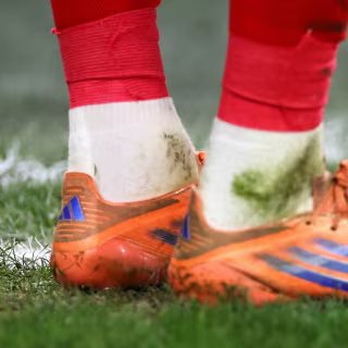 De petites variations dans la trajectoire du ballon peuvent influencer son comportement une fois qu'il a quitté le pied. © Robbie Jay Barratt/AMA/Getty Images