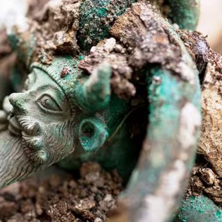 Un chevalier médiéval surnommé le Lancelot de Gdańsk a refait surface sous une boutique en Pologne 2 Anse d'un chaudron en bronze représentant la tête du dieu grec Achéloos. Le chaudron provient d'une tombe princière datée du début du Ve siècle avant notre ère et découverte dans un complexe funéraire monumental exceptionnel. © Denis Gliksman, Inrap