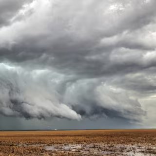 Les derechos traversent souvent de grandes étendues avec un impressionnant nuage arcus à leur arrivée. © Pat, Adobe Stock