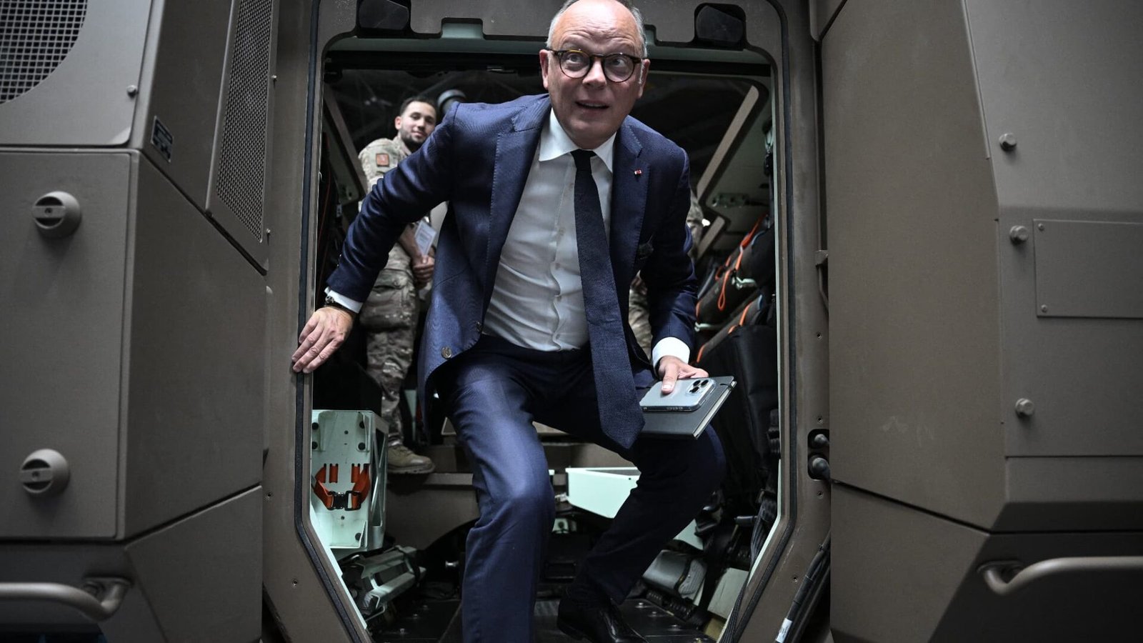 "Massifier" la production de munitions, multiplier par 5 le nombre de réservistes pour Philippe, arrêter d'acheter américain pour Attal… Les candidats du centre dévoilent leurs ambitions pour la défense au salon de l'armement Eurosatory