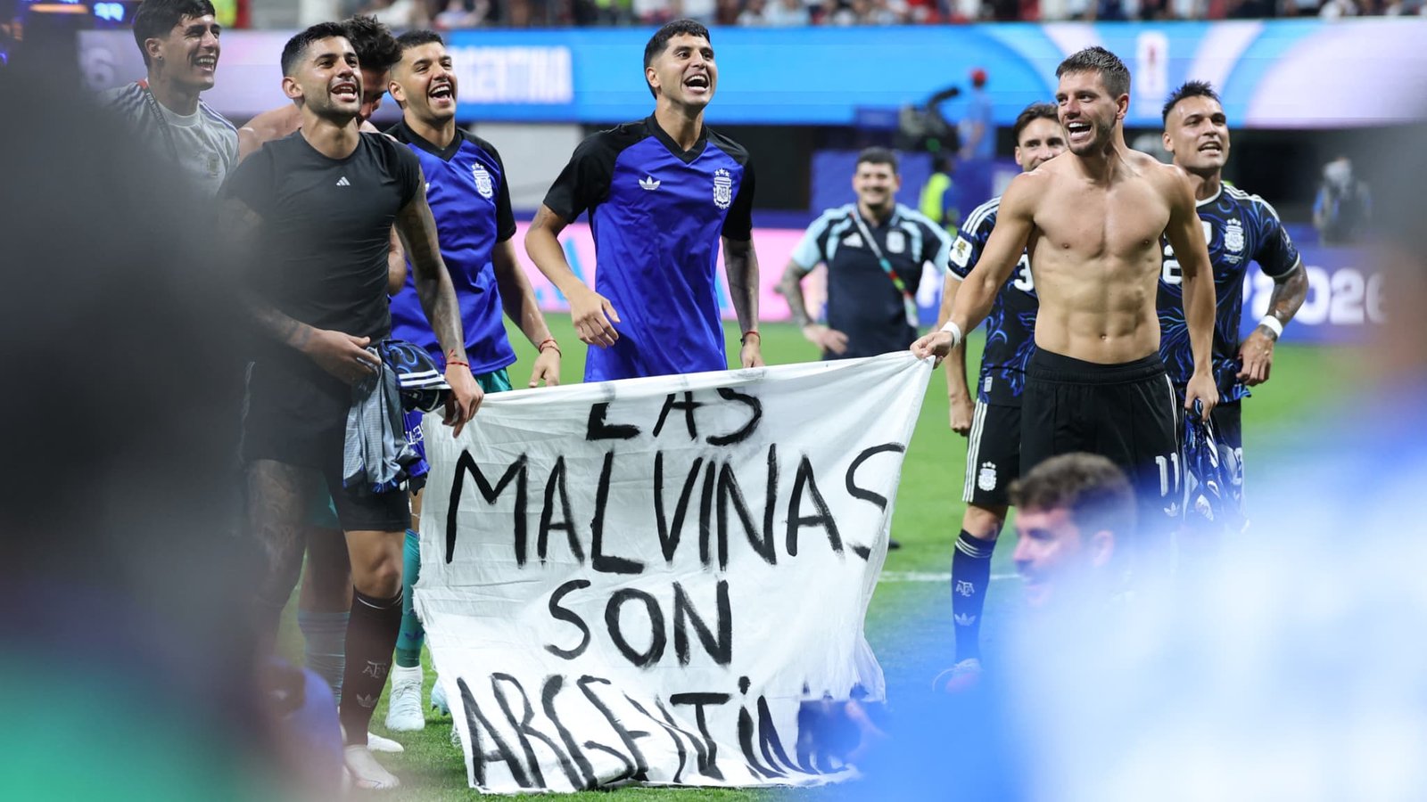 La banderole "Les Malouines sont argentines" déployée après Argentine-Angleterre (2-1, Coupe du monde), le 15 juillet 2026