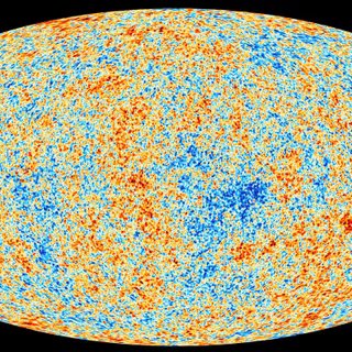 « Une mosaïque de mosaïques de mosaïques » : les coulisses de cette photo de la Voie lactée avec 60 millions d’étoiles ! 4 Carte du rayonnement fossile en température, la lumière fossile du Big Bang partout dans le cosmos observable. C’est la version 2018 de la mission Planck. À l’œil, on ne peut pas faire la différence avec la version de 2013. Elle est cependant encore un petit peu plus précise. © ESA - collaboration Planck