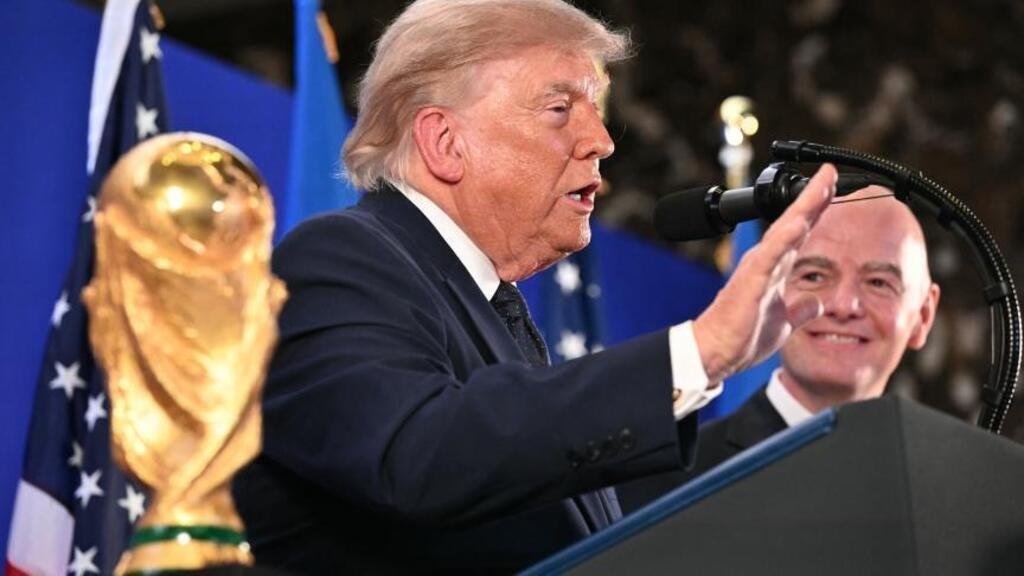 Le président américain Donald Trump et Gianni Infantino, président de la Fifa, depuis la Trump Tower.