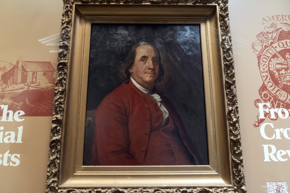 250 ans d'indépendance des États-Unis : pourquoi la France a misé sur la révolution américaine 2 Un portrait de Benjamin Franklin est exposé au Musée national de la poste du Smithsonian, le 17 juillet 2025, à Washington