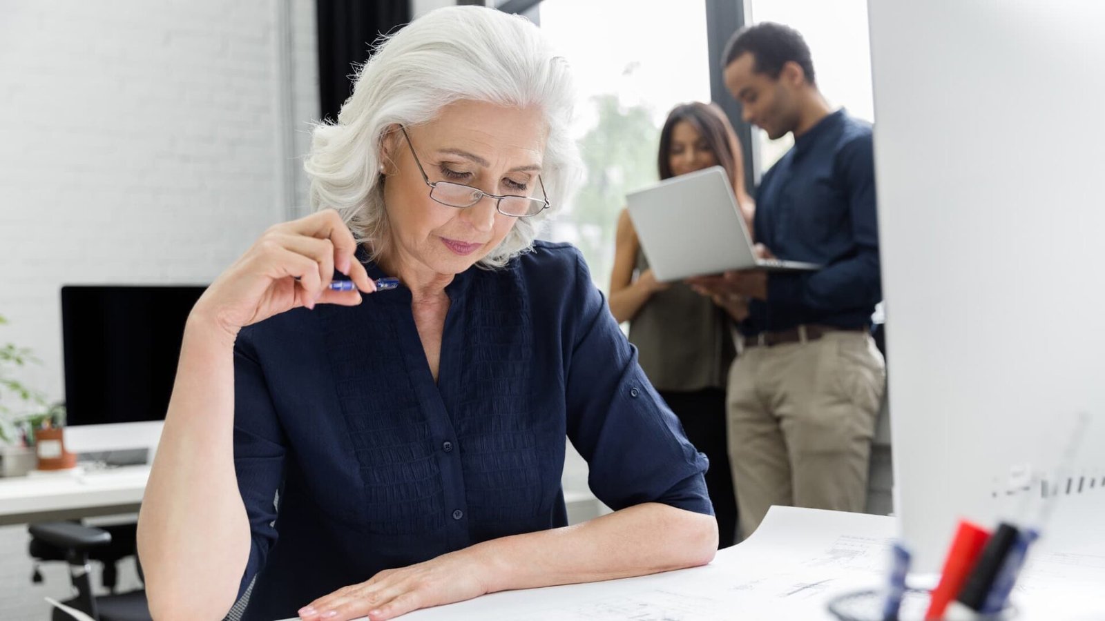 Après 60 ans, plus d'un Français sur quatre n'est ni en emploi, ni retraité: le haut-commissariat au plan présente ses solutions pour maintenir les seniors au travail
