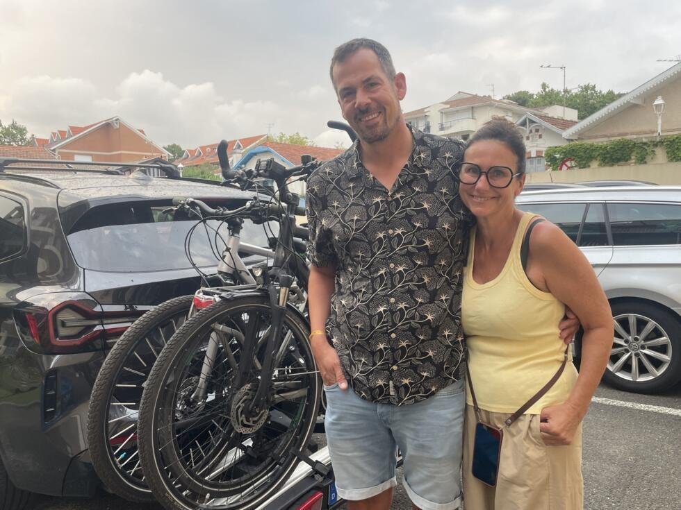 Carina et Enrico, deux touristes allemands, ont été évacués du Cap Ferret jeudi soir. Ils quittent Arcachon samedi 25 juillet 2026