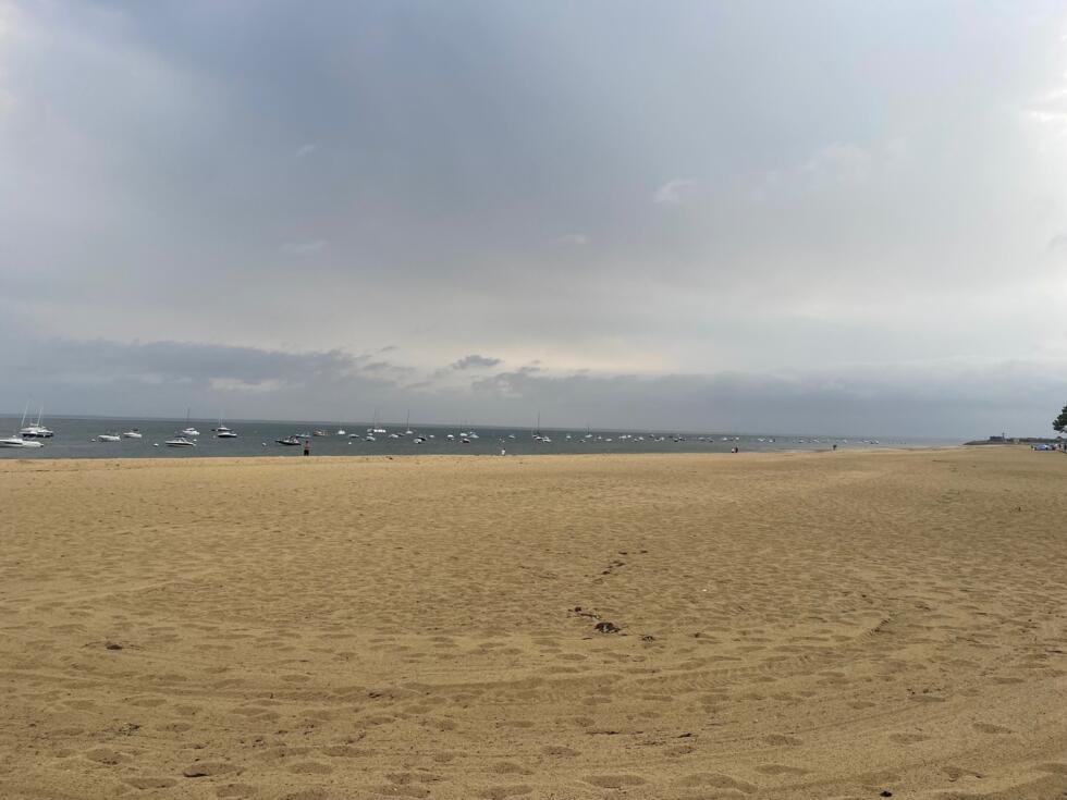 Une fumée jaune enveloppe la plage d'Arcachon, en Gironde, en raison des feux de forêts qui ravagent la région, samedi 25 juillet 2026