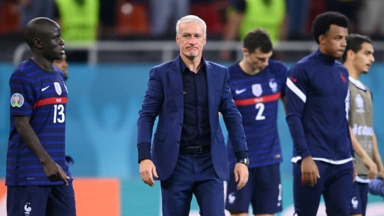 Le sélectionneur français Didier Deschamps au milieu de ses joueurs après l'élimination en 8e de finale de l'Euro contre la Suisse le 28 juin 2021 à Bucarest