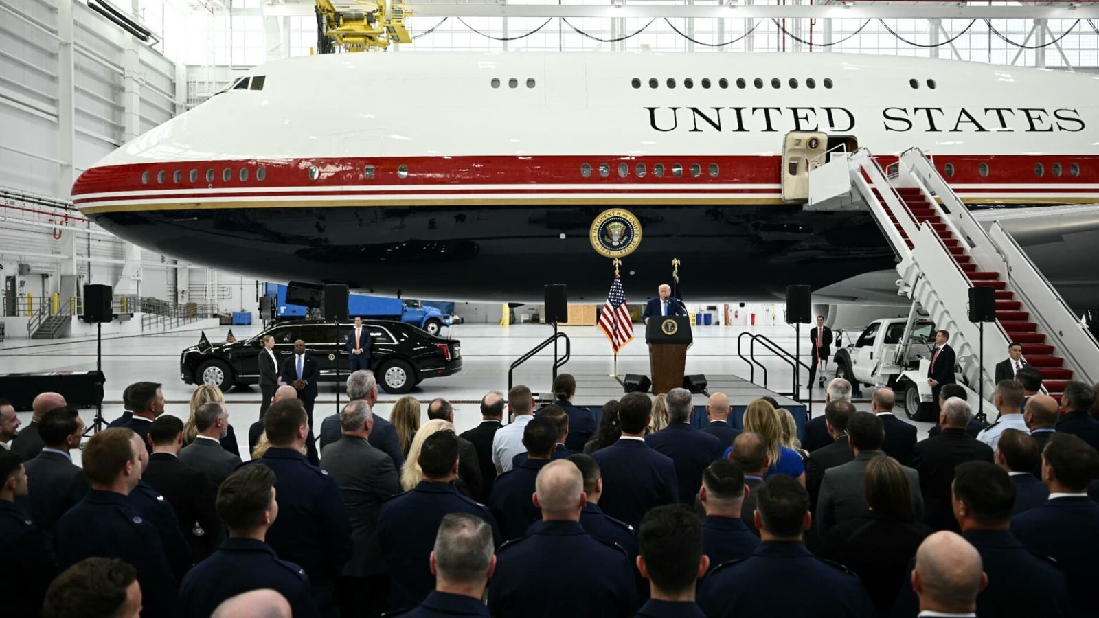 "Le booster au maximum": Trump dit que son nouvel avion Air Force One a besoin d'améliorations, après des craintes de sécurité