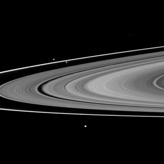 Une étude bouscule tout : Uranus et Neptune pourraient cacher un océan de magma ! 3 Les lunes « bergères » de l'anneau F, Prométhée et Pandore, sont montrées avec Epiméthée au premier plan de cette image des anneaux de Saturne. Prométhée (86 km) peut être vue en orbite à l'intérieur de l'anneau F mince. Pandore (81 kilomètres de diamètre) orbite en dehors de l'anneau F, à gauche de Prométhée. Epiméthée (113 kilomètres) orbite au-delà de l'anneau F près du bas de l'image. © Nasa-JPL
